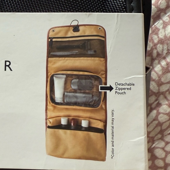 Tommy Hilfiger Hanging Travel Kit – Black with Signature Stripe - Picture 9 of 12